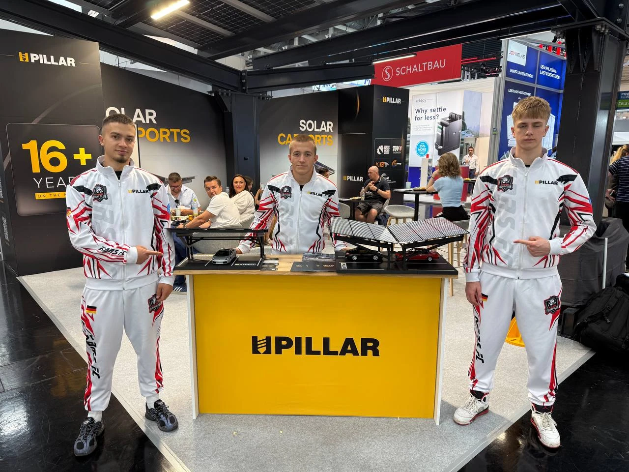 Спортсмены KARS в клубной форме на стенде PILLAR