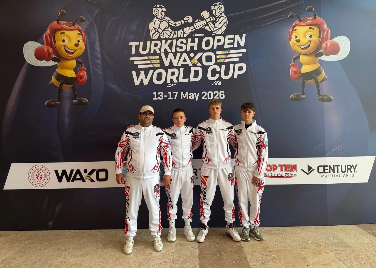 Команда KARS у баннера Turkish Open WAKO World Cup